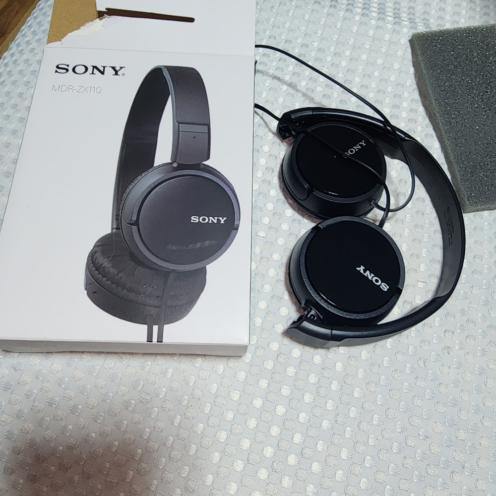 SONY NIB MDR-ZX11 HEADPHONES